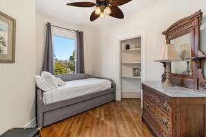 5 bedrooms, desk, iron/ironing board, free WiFi - Timeless Memories - Victorian home located in the heart of Ludington (Ludington)
