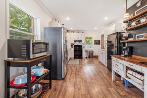 Frigorifero, microonde, forno, piano cottura