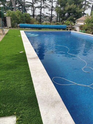 Grande Maison au Calme, Chaleureuse, Avec Piscine, Très Bien Située