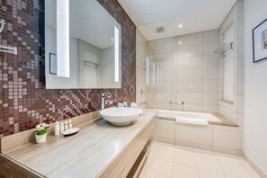 Badewanne, Haartrockner, Bidet, Handtücher