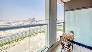 A balcony with a view of a highway and buildings. - Cool Dubai Apt next Burj Khalifa & Design District (Dubai)