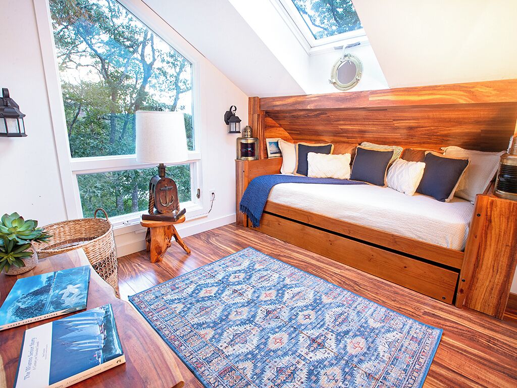 5 bedrooms, desk, travel crib, WiFi