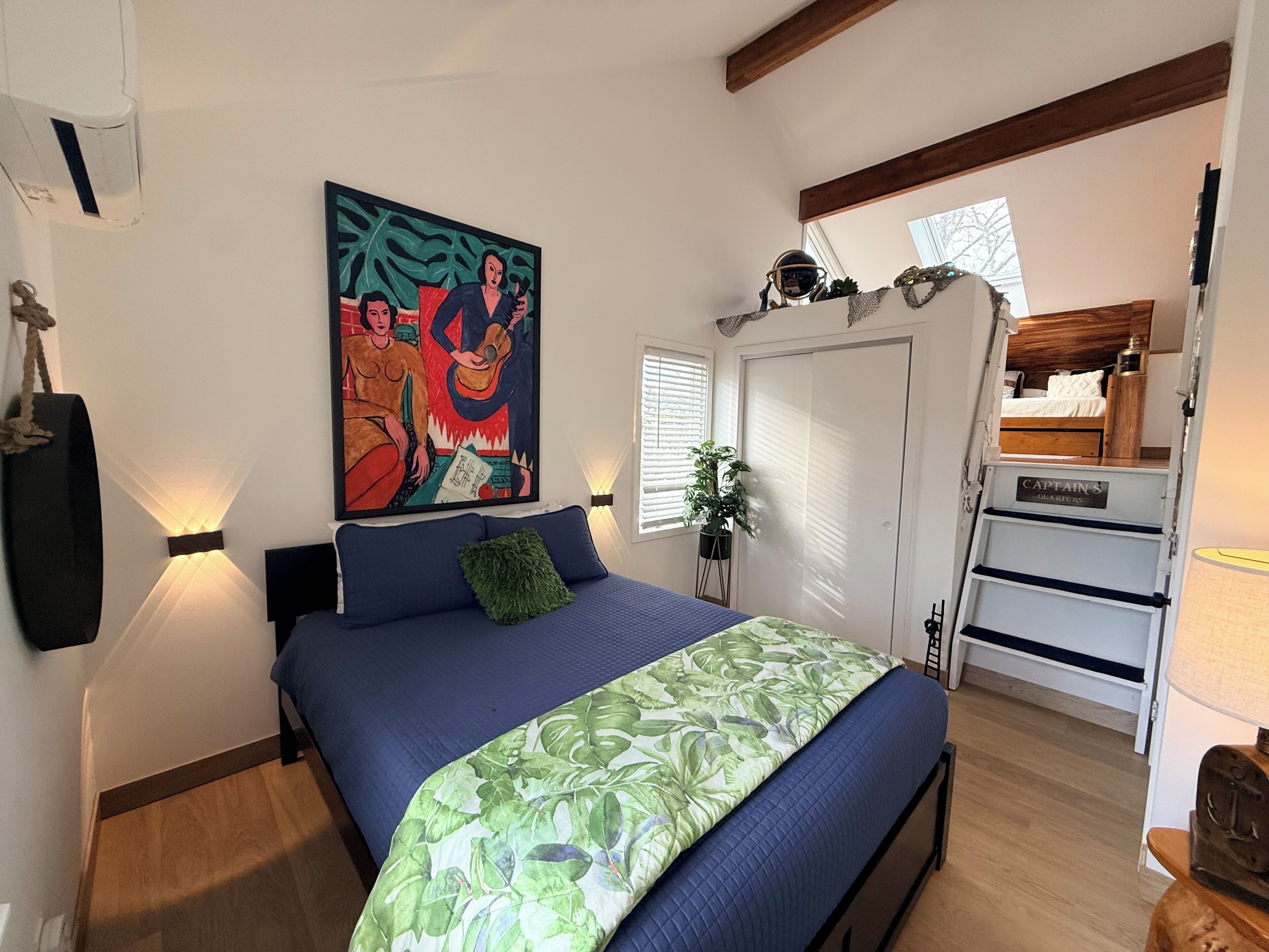 5 bedrooms, desk, travel crib, WiFi