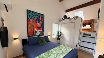 5 bedrooms, desk, travel crib, WiFi