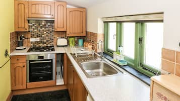 Cottage | Private kitchen | Fridge, dishwasher, electric kettle, toaster