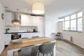 Fridge, microwave, oven, dishwasher - Spacious and luxurious first flloor apartment with balcony- Kaag  (9) (Warmond)