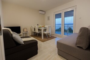 Apartment | Living room | 30-inch TV with digital channels - Seaview Studio Apartmani Sleeps 2 - Wifi & Tv (Crikvenica)