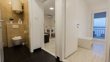 Apartment | Bathroom | Shower, hair dryer, towels