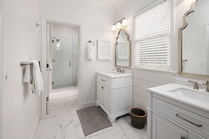 Combined shower/tub, hair dryer, towels