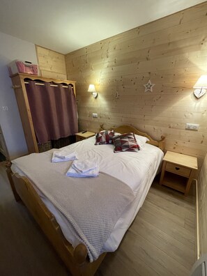 2 chambres, fer et planche Ă repasser
