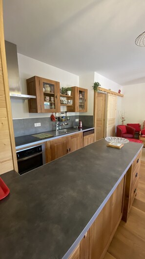 Réfrigérateur, four à micro-ondes, un four, lave-vaisselle