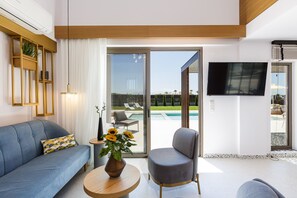 Smart-tv, een tafeltennistafel, boeken en een stereo