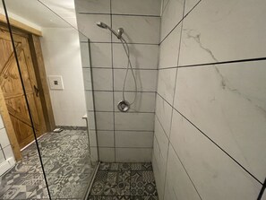 Dusj, hårføner, håndklær og såpe