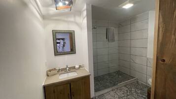 Chuveiro, secador de cabelo, toalhas de banho, sabonete