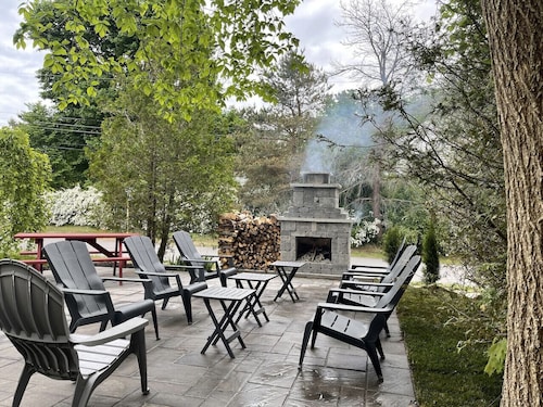 Country Suite - HotTub, KingBd, Downtown