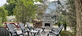 Country Suite - HotTub, KingBd, Downtown