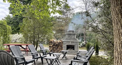 Country Suite - HotTub, KingBd, Downtown