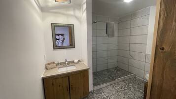 Doccia, asciugacapelli, asciugamani, sapone