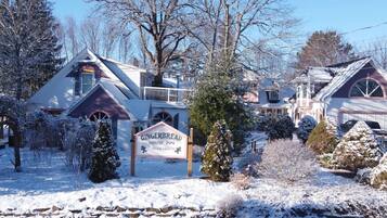 Una casa con un letrero que dice 'Gingerbread House Inn'.