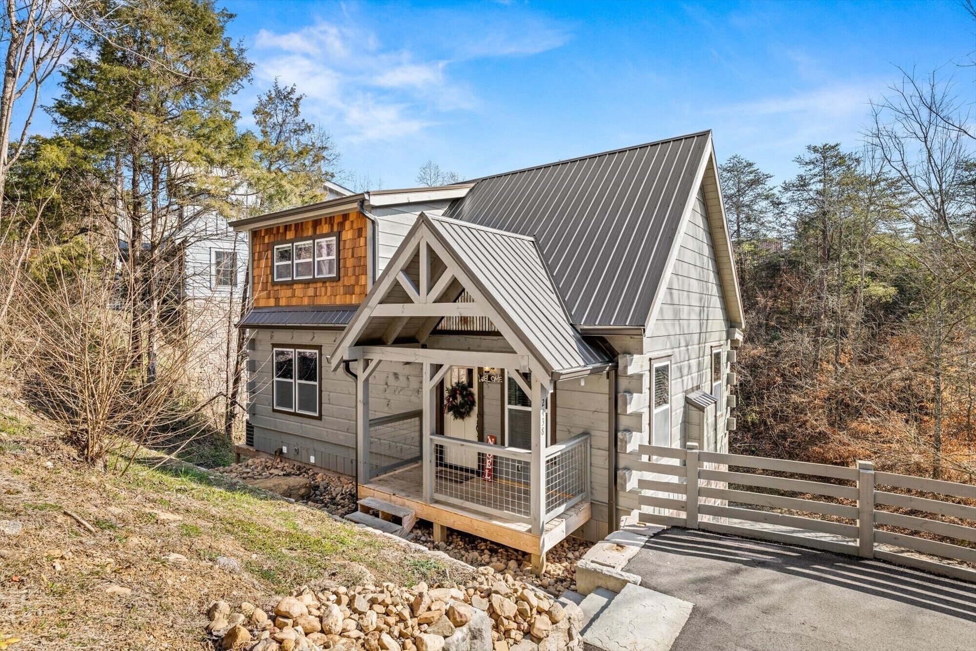 Stunning NEW Cabin w/ NEW Hot Tub 🐻 Relax mins from Pkwy!! 