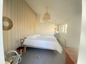 4 bedrooms, travel cot, free WiFi, bed sheets