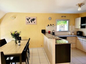 Kylskåp, mikrovågsugn, ugn och spishäll