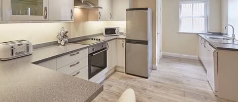 Réfrigérateur, four à micro-ondes, un four, surface de cuisson