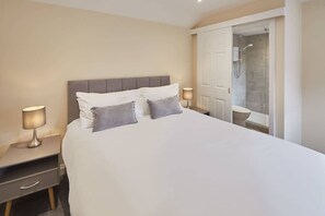 浴缸、吹风机、毛巾