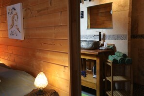 1 bedroom, iron/ironing board, travel cot, free WiFi