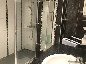 Douche, sèche-cheveux, serviettes fournies