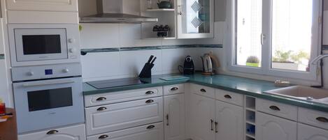 Frigorifero, microonde, forno, piano cottura