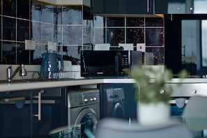 Executive Apartment | Private kitchen | Full-size fridge, microwave, oven, stovetop - 2 Bedroom Central Apartment With Parking (Liverpool)