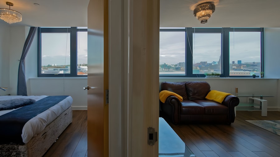 2 Bedroom Central Apartment With Parking