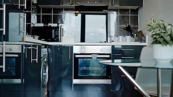Executive Apartment | Private kitchen | Full-sized fridge, microwave, oven, stovetop