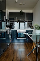 Executive-íbúð | Einkaeldhús | Ísskápur í fullri stærð, örbylgjuofn, bakarofn, eldavélarhellur