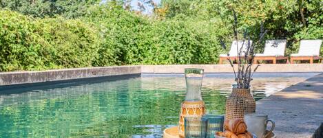 Una piscina al aire libre, una piscina climatizada