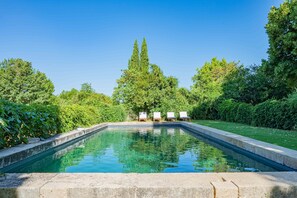 Outdoor pool, a heated pool - Magnificent 12th century priory in Provence - 9 rooms (Rognes)