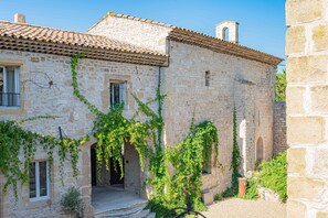 Exterior - Magnificent 12th century priory in Provence - 9 rooms (Rognes)