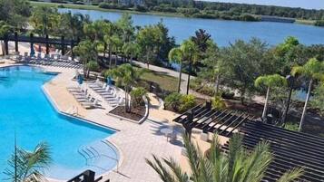 House, 3 Bedrooms | Kolam renang