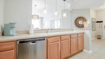 House, 3 Bedrooms | Private kitchen | Fridge, oven, coffee/tea maker, toaster