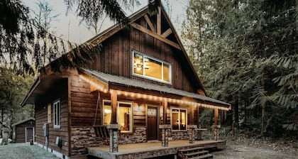 22mbr - Wi-fi - Fireplace - Pets Ok - Sleeps 8 4 Bedroom Cabin by Redawning
