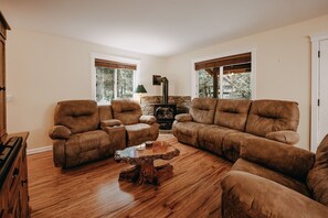 Cabin, 4 Bedrooms | Living area