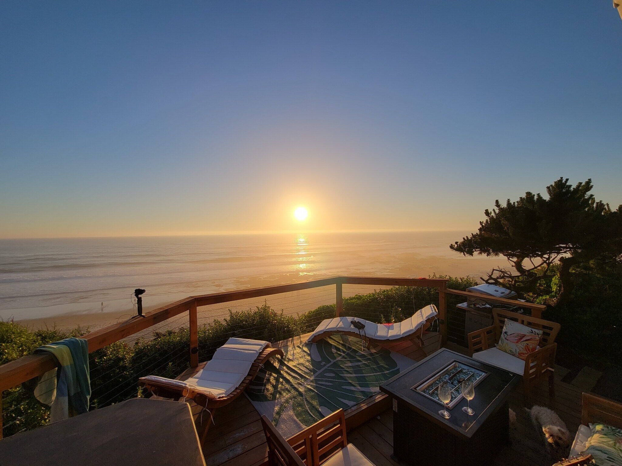 Stunning Oceanfront Home: Panoramic View, Hot Tub, Fire Table & Movie Projector!
