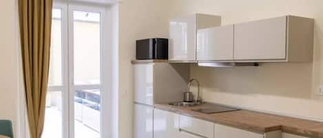 Panoramic Apartment | Private kitchen | Full-sized fridge, microwave, stovetop, cookware/dishes/utensils