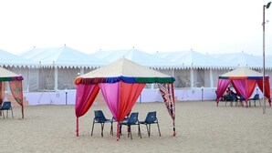 A beach with tents and chairs set up for an event. - Ozaki Desert Camp Jaisalmer  (Jaisalmer)