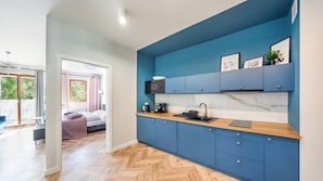 Appartement (C22) | Coin cuisine privé | Réfrigérateur, plaque de cuisson, bouilloire électrique