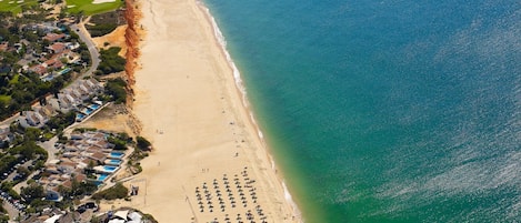 Playa en los alrededores y toallas de playa