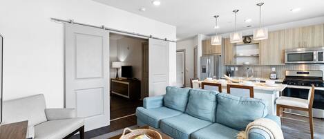 Televisión de pantalla plana, chimenea, oficina