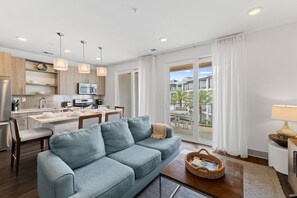 Télévision à écran plat, cheminée, espaces bureaux