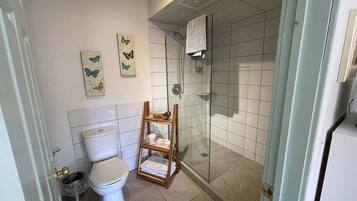 Chuveiro, secador de cabelo, toalhas de banho, sabonete